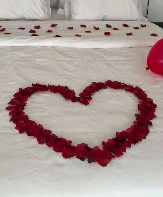 Suite « Body Love » - Jacuzzi Privatif Créteil Exterior foto